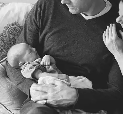 Parent tenant son bébé — Lien Zen